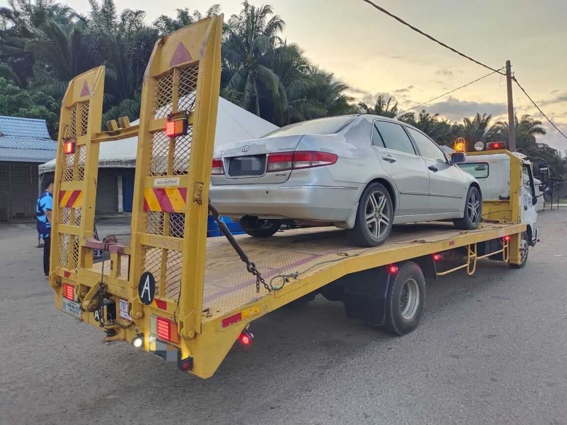 Trak tunda Towing Jengka sedang memberikan perkhidmatan towing di Jengka, Pahang